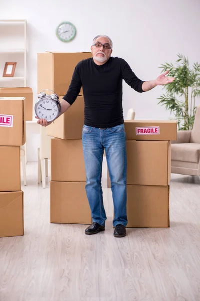 Viejo macho profesional mover haciendo casa reubicación — Foto de Stock