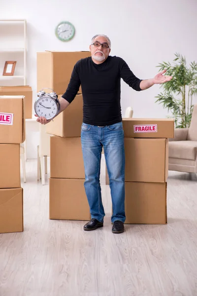 Viejo macho profesional mover haciendo casa reubicación —  Fotos de Stock