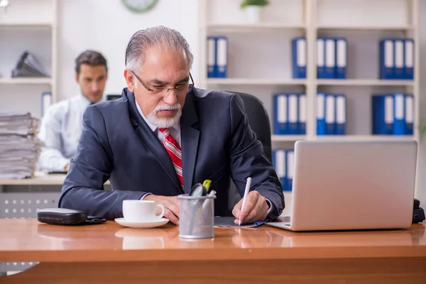 Vecchio capo e giovane dipendente maschile in ufficio — Foto Stock