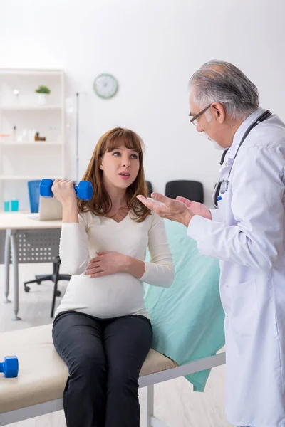 Jonge gewonde vrouw op bezoek bij ervaren arts traumatoloog — Stockfoto