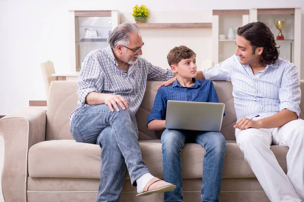 Ragazzo e suo padre e suo nipote al coperto — Foto Stock