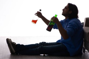 Genç adam alkolizmden muzdarip.