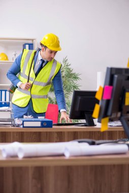 Ofiste çalışan genç erkek mimar.