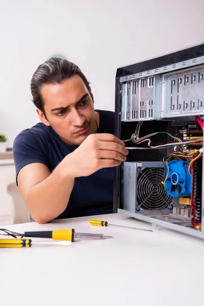 Fiatal férfi javítás számítógép otthon — Stock Fotó