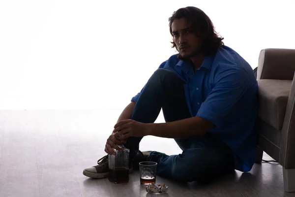 Młody człowiek cierpiący na alkoholizm — Zdjęcie stockowe