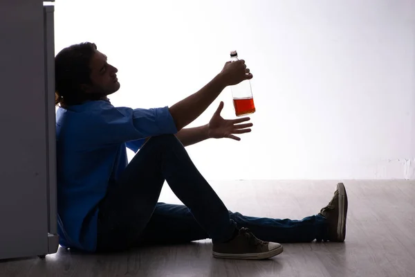 Молодой человек, страдающий алкоголизмом — стоковое фото
