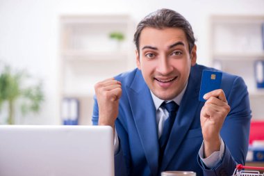 Ecommerce konseptinde genç erkek işadamı