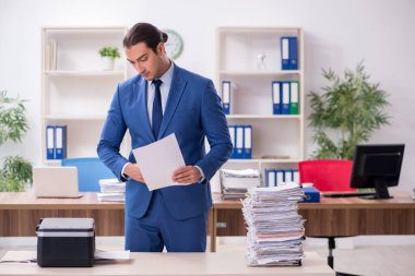 Kopyalama makinesinde çalışan genç bir erkek.