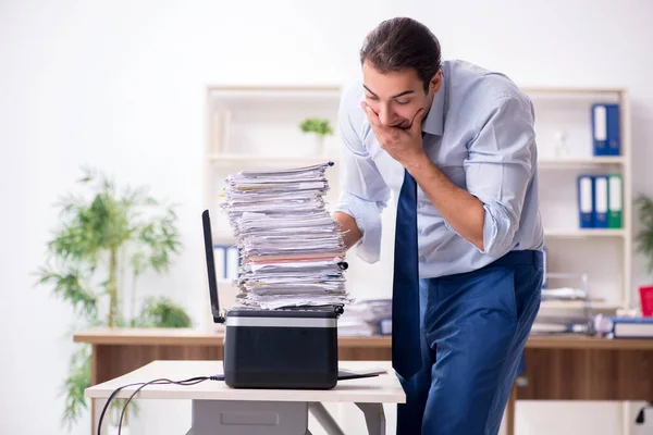Jeune employé masculin faisant des copies à la photocopieuse — Photo