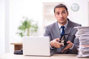 Genç erkek işadamı aşırı işten memnun değil.
