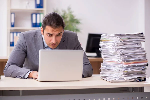 Junge männliche Geschäftsleute unzufrieden mit exzessiver Arbeit — Stockfoto