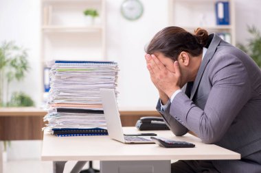 Genç erkek işadamı aşırı işten memnun değil.