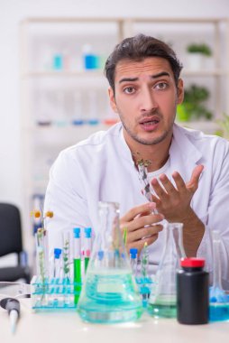 Laboratuvarda çalışan genç bir kimyager.