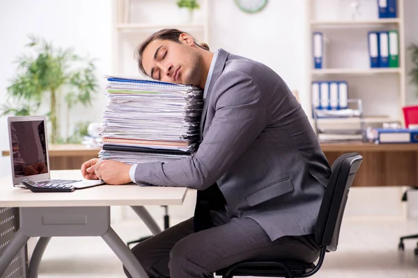 Junge männliche Geschäftsleute unzufrieden mit exzessiver Arbeit — Stockfoto