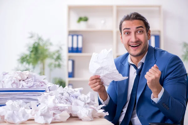 Affärsman förkastar nya idéer med massor av papper — Stockfoto