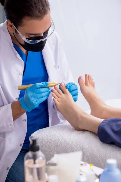 İşlem sırasında ayak tedavi uzmanı — Stok fotoğraf