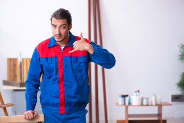 Genç erkek müteahhit atölyede çalışıyor.