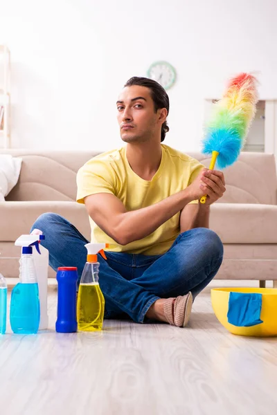 Jonge mannelijke aannemer doet huishoudelijk werk thuis — Stockfoto