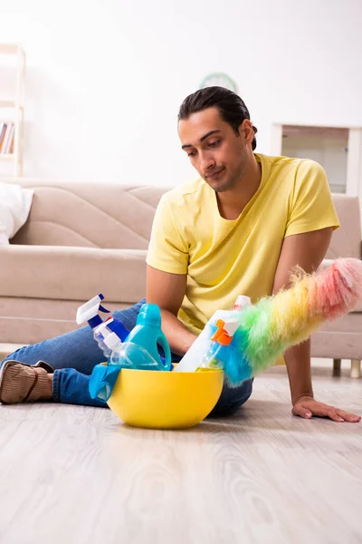 Junge männliche Lohnunternehmer erledigen Hausarbeit zu Hause — Stockfoto