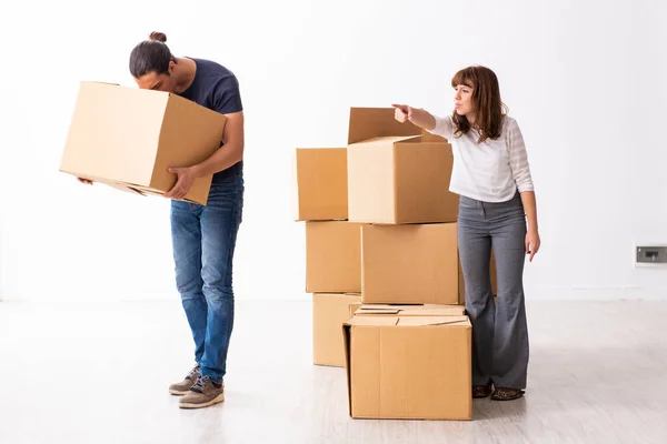 Młoda para i wiele pudełek w koncepcji ugody rozwodowej — Zdjęcie stockowe