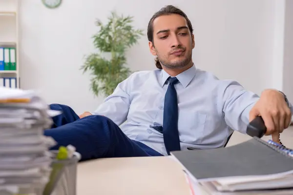 若い男性ビジネスマンの従業員は過度の仕事に不満 — ストック写真