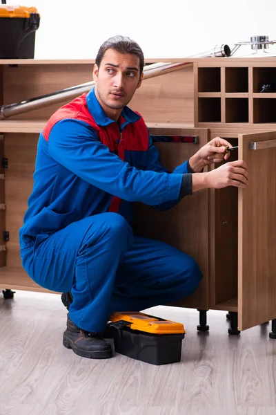 Joven carpintero masculino guapo trabajando en interiores —  Fotos de Stock
