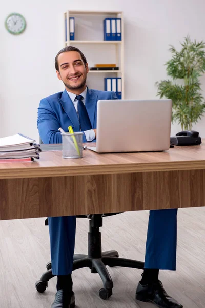 Mladý muž podnikatel zaměstnanec pracující v kanceláři — Stock fotografie