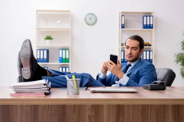 Jeune homme d'affaires salarié travaillant dans le bureau — Photo