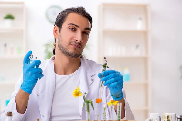 Ung manlig kemist i parfymsyntes koncept — Stockfoto