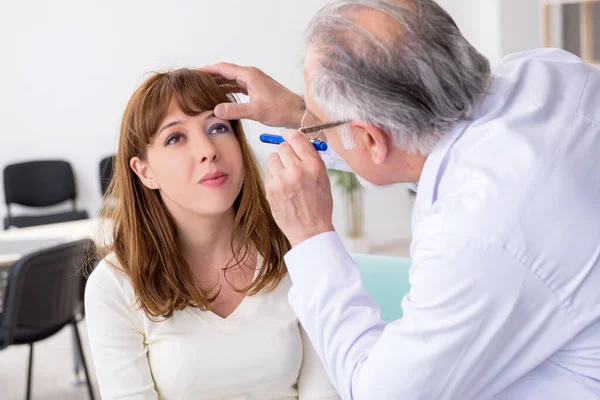 Mujer joven lesionada visitando a médico traumatólogo experimentado — Foto de Stock