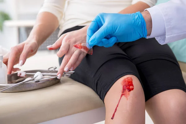 Leg injured woman visiting male doctor — Stock Photo, Image