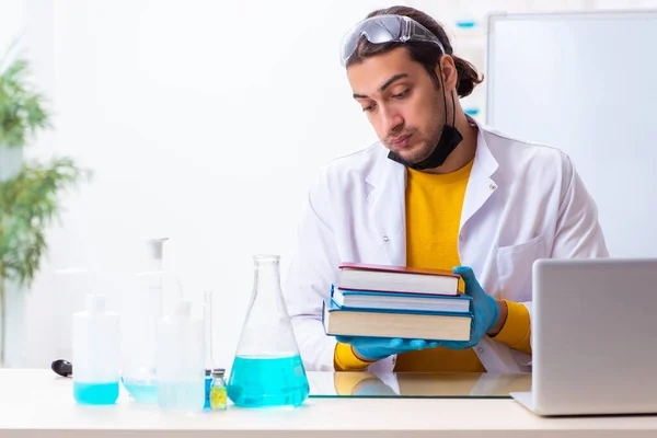 若い男性化学者学生試験の準備 — ストック写真