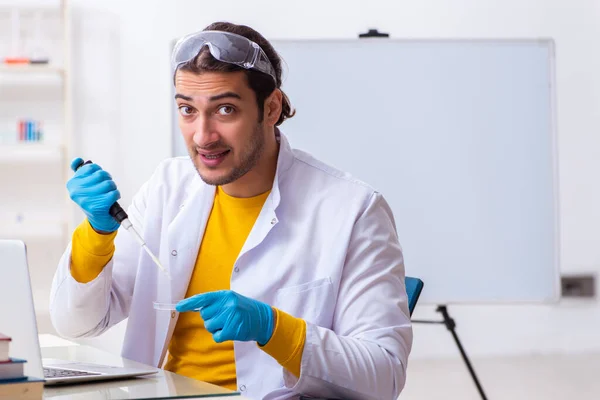 Νεαρός φοιτητής χημικός προετοιμάζεται για εξετάσεις — Φωτογραφία Αρχείου