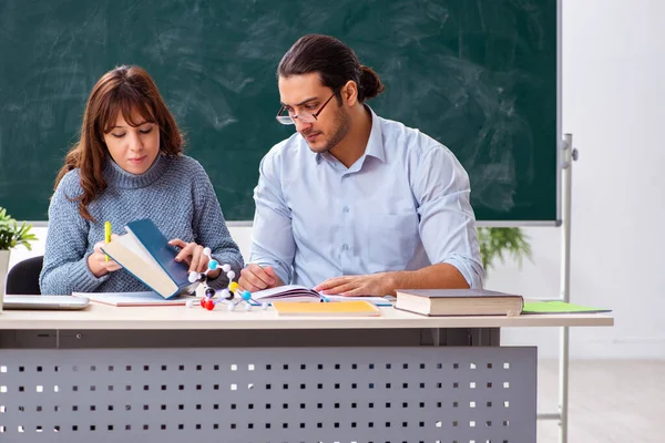 Junge Studentin und männlicher Lehrer im Klassenzimmer — Stockfoto