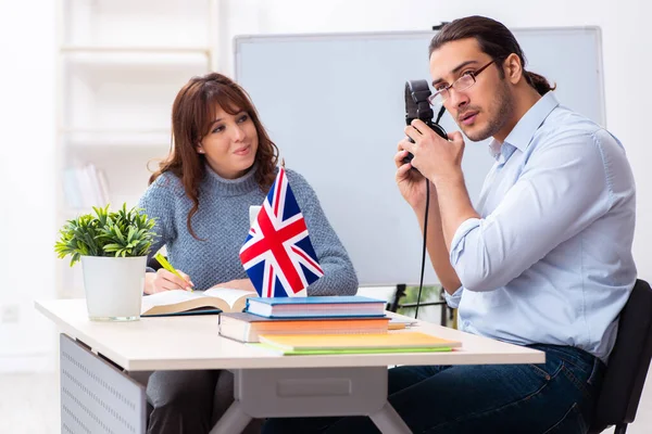 Jonge vrouwelijke student en mannelijke leraar Engels in de klas — Stockfoto