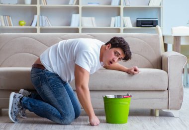 Hasta adam evde enfeksiyon ve mide rahatsızlığı çekiyor.