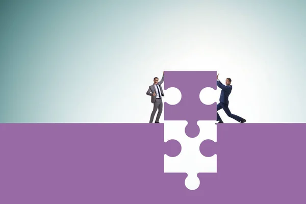 Zakenman in teamwork concept met legpuzzel — Stockfoto