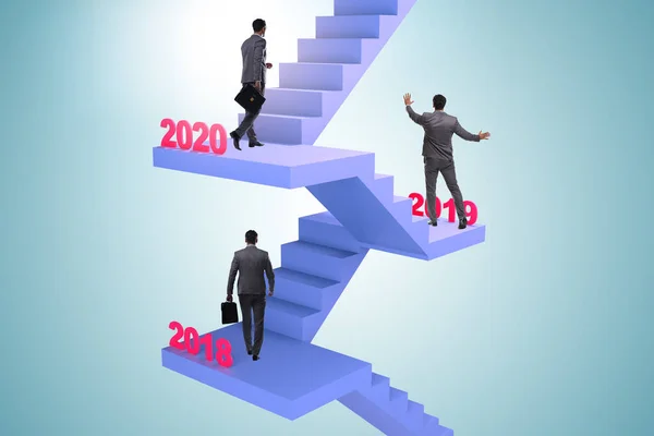 ビジネスマンは毎年階段を登る — ストック写真