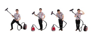 Elektrikli süpürgeyle beyaz üzerine komik adam.