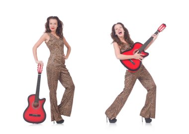 Leopar giysili kadın beyaz gitarlı.