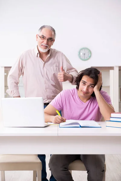 Gammal far hjälper sin son i examen förberedelse — Stockfoto
