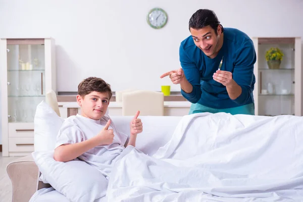 病気の息子の世話をする若い父親 — ストック写真