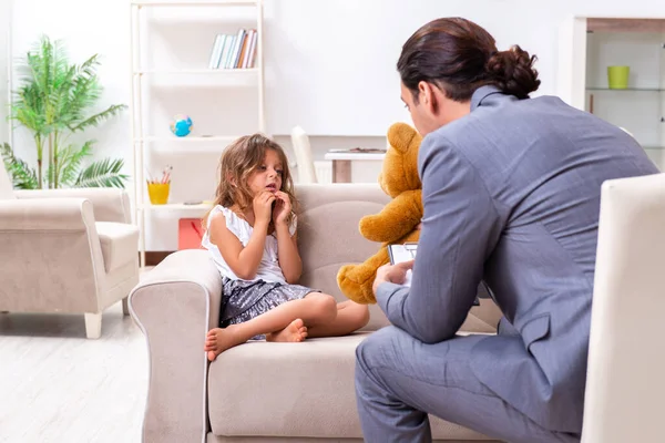 Kinderpsychologe betreut kleines Mädchen — Stockfoto