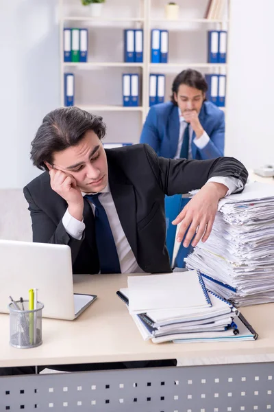 Dos colegas masculinos descontentos con el trabajo excesivo — Foto de Stock