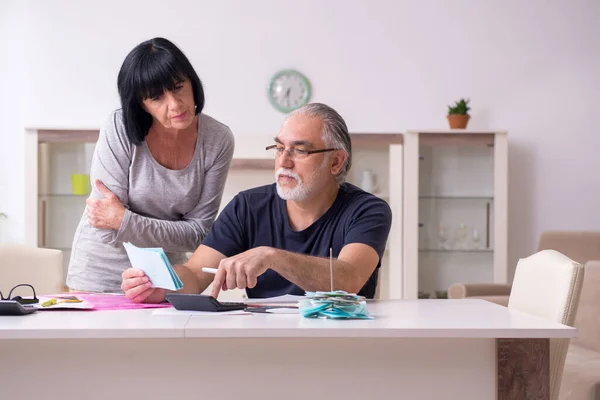 Yaşlı çift finansal planları tartışıyor. — Stok fotoğraf