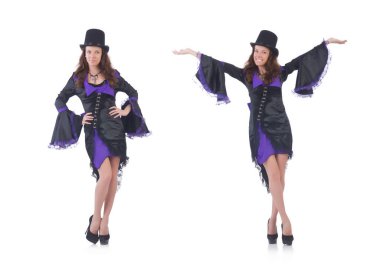 Menekşe ve siyah elbise giyen kız beyazda izole edilmiş.