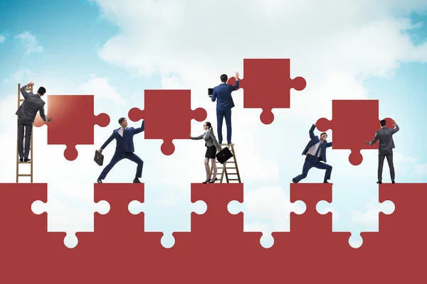 Geschäftsmann im Teamwork-Konzept mit Puzzle — Stockfoto