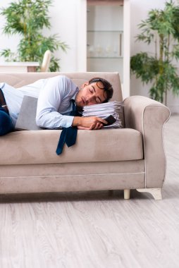 Genç erkek işadamı evde çalışıyor.