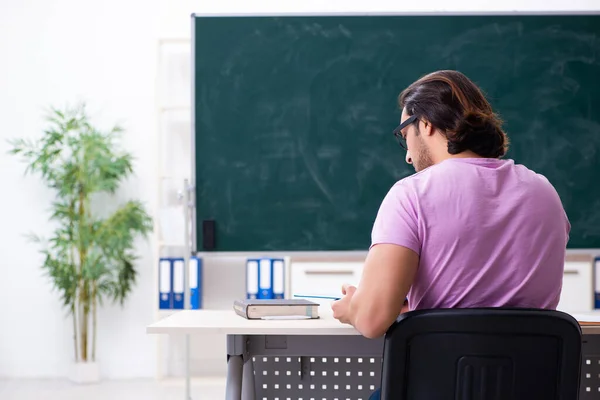 Jonge mannelijke student in de klas — Stockfoto