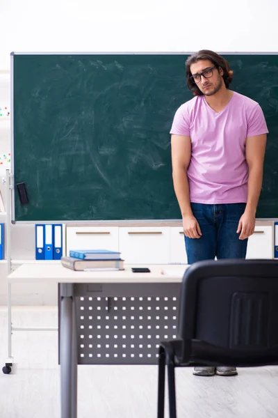 Jonge mannelijke student in de klas — Stockfoto